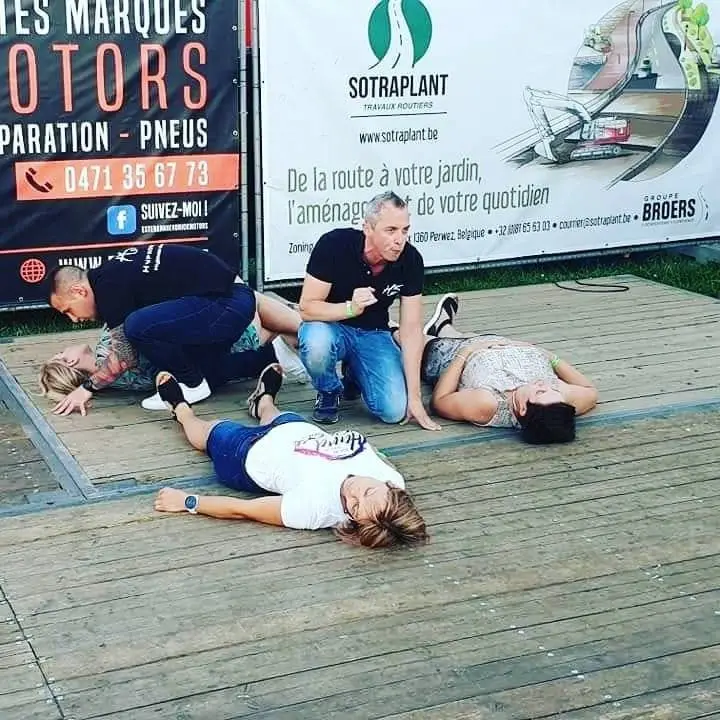 photo reprenant trois personnes hypnotisées simultanément par Pavlof l'hypnotiseur de spectacle