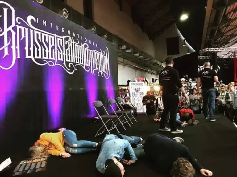 Participants hypnotisés sur scène par Pavlof lors d’un spectacle d’hypnose captivant.