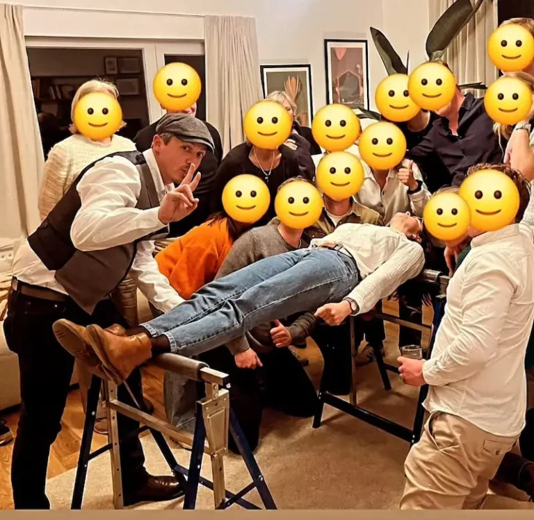 Pavlof l'hypnotiseur à domicile effectuant une catalepsie sur une participante entourée par sa famille émerveillée.