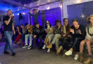 Pavlof l'hypnotiseur anime un team building hypnose avec des participants amusés et captivés.