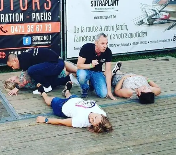 Pavlof l'hypnotiseur réalise une démonstration impressionnante d'hypnose, plongeant trois volontaires dans un état de transe profonde lors d’un événement en plein air.