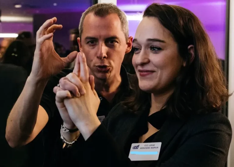 Pavlof l'hypnotiseur procédant au test des doigts aimantés sur une participante lors d’un team building hypnose.