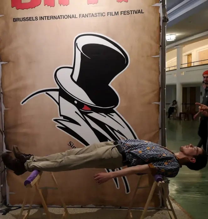 Pavlof l'hypnotiseur réalise une démonstration de street hypnose en plaçant un volontaire en état de catalepsie entre deux tréteaux lors du Brussels International Fantastic Film Festival (BIFFF).