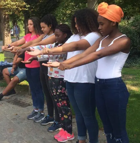 Groupe de participants réalisant des tests de réceptivité à l'hypnose sous la guidance de Pavlof l'hypnotiseur lors d’un festival en plein air en Belgique.