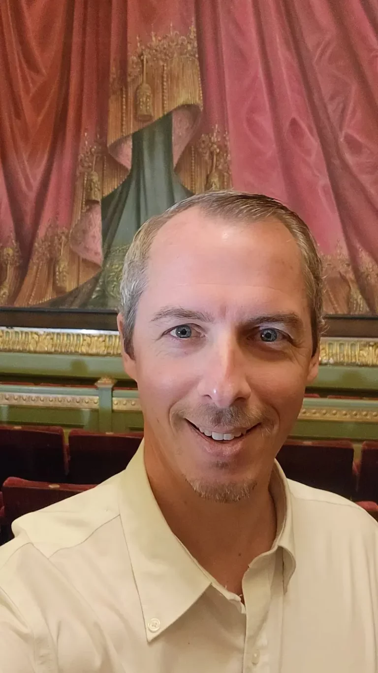 Ludovic Corvilain devant la scène du Théâtre Royal du Parc à Bruxelles.