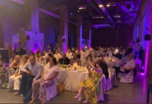 Des spectateurs assistant au spectacle de Pavlof l'hypnotiseur lors d'un theme anniversaire