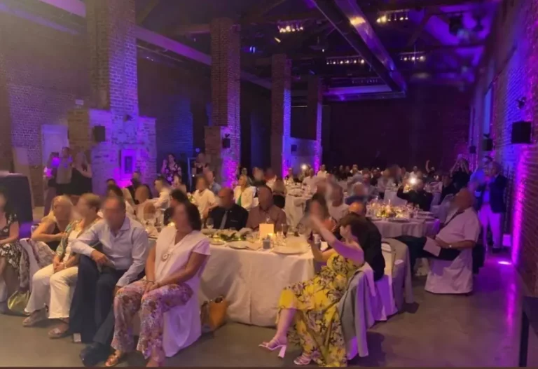 Des spectateurs assistant au spectacle de Pavlof l'hypnotiseur lors d'un theme anniversaire