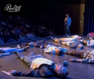 Pavlof l’hypnotiseur sur scène durant un spectacle, illustrant comment fonctionne l’hypnose de spectacle.